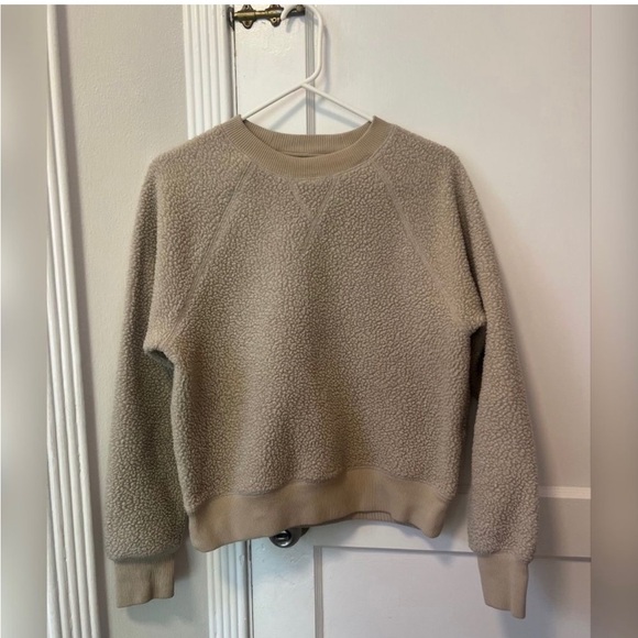 Everlane The ReNew Fleece Raglan
Sweatshirt in Sandstone - Picture 2 of 3